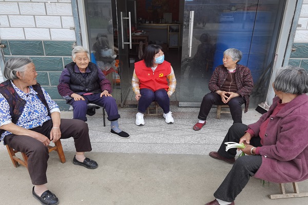 黨員網格員入戶走訪高齡老人