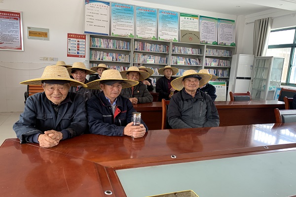 給老黨員發(fā)草帽