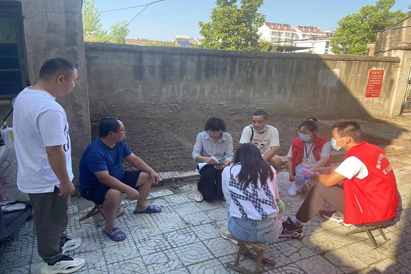 網(wǎng)格組織板凳議事會(huì),商討解決居民下水道走向,疏通、道路硬化等問(wèn)題。.jpg