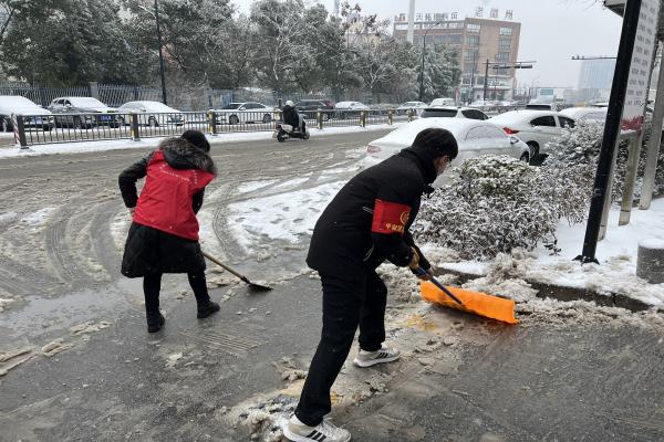 長豐(雙鳳)經(jīng)開區(qū)鳳霞社區(qū):黨員群眾齊上陣 冰雪映“紅”顯擔(dān)當(dāng)1.jpg