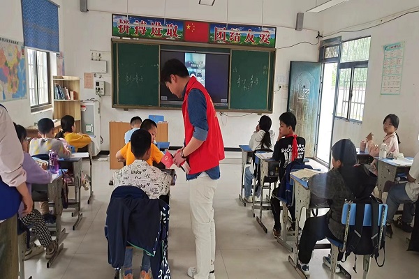 莊墓鎮李莊村:“三聚三解”鍛造過硬村干部隊伍.jpg